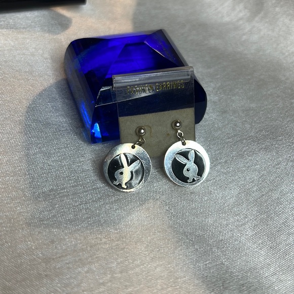 🍓RARE VTG DEADSTOCK SILVER PLATED PLAYBOY EARRINGS - Picture 2 of 3